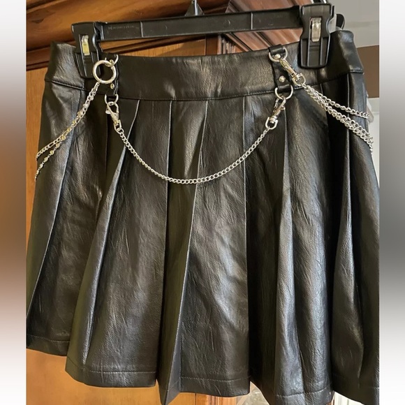 Forever 21 Black Pleated Faux Leather Chain Skirt Size M Goth - Picture 3 of 9
